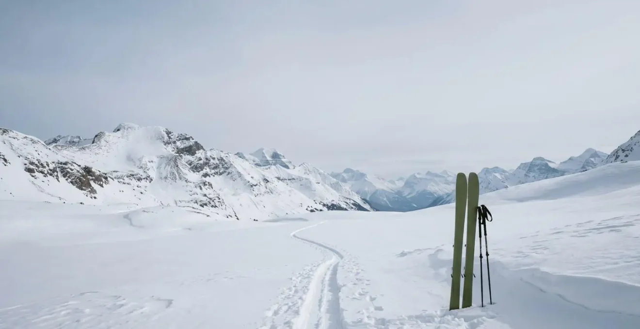 Paysage enneigé de montagne canadienne illustrant les risques des activités de plein air