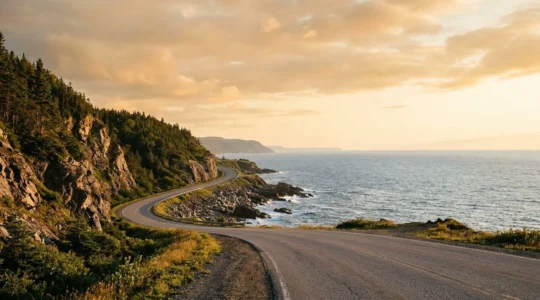 Paysage panoramique de la route 132 longeant la côte gaspésienne avec vue sur le golfe du Saint-Laurent