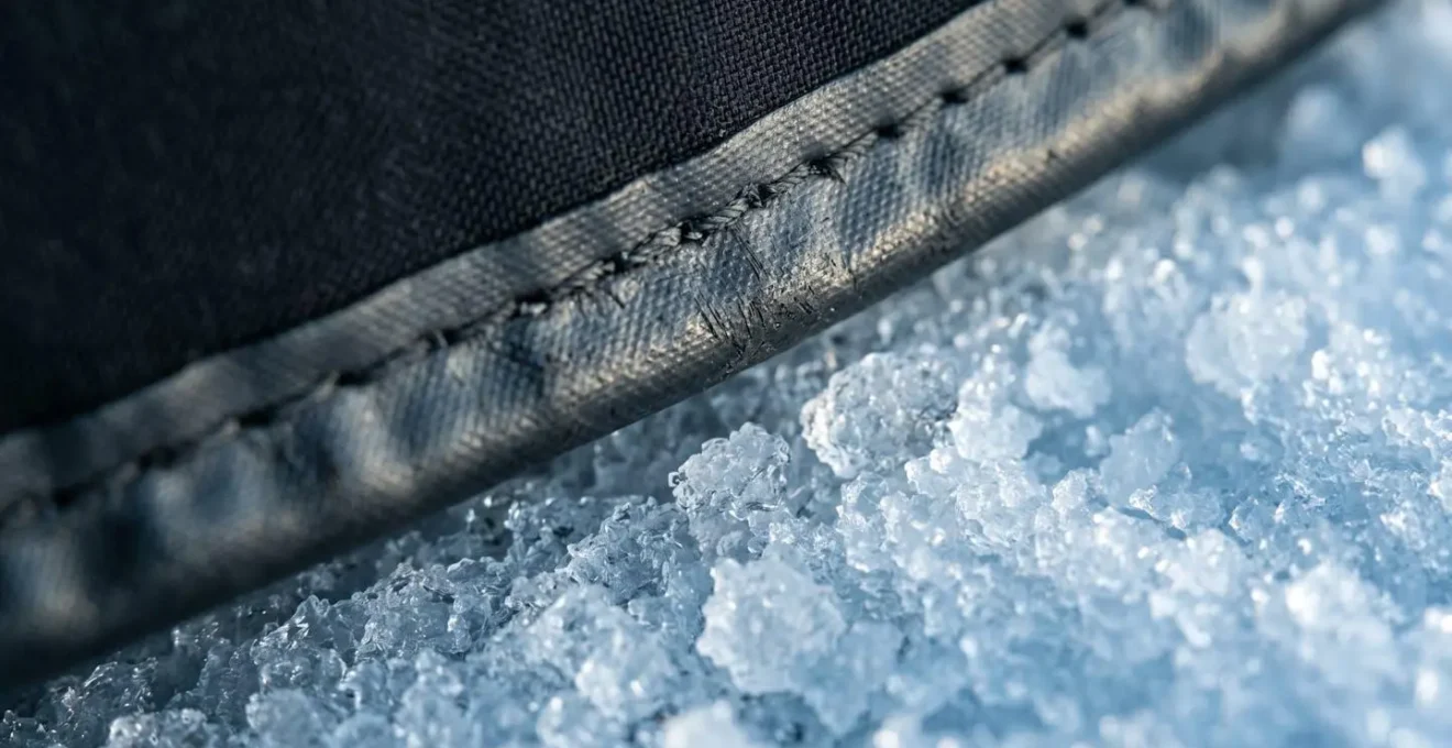 Vue macro détaillée de la surface d'un tube de glissade sur neige montrant la texture du matériau et les cristaux de neige