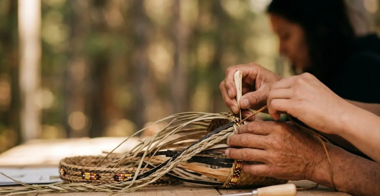 Scène culturelle autochtone évoquant l'authenticité et le respect des traditions des Premières Nations au Québec