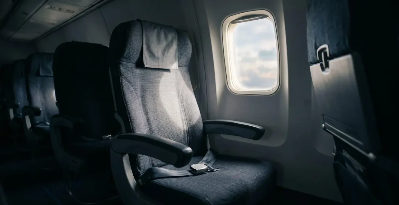 Siège d'avion vide avec espace négatif illustrant l'absence et la séparation familiale lors d'un rapatriement d'urgence