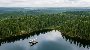 Hydravion posé sur un lac entouré de forêts denses en Haute-Mauricie québécoise