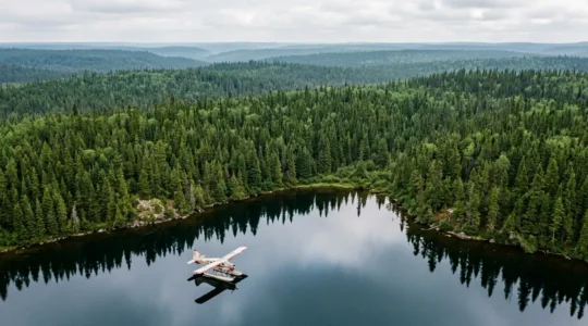 Hydravion posé sur un lac entouré de forêts denses en Haute-Mauricie québécoise