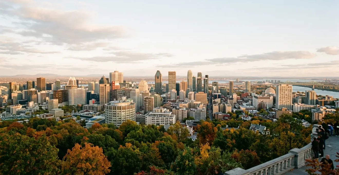 Vue panoramique de Montréal avec le Mont-Royal au premier plan et le centre-ville en arrière-plan, atmosphère de découverte urbaine sereine