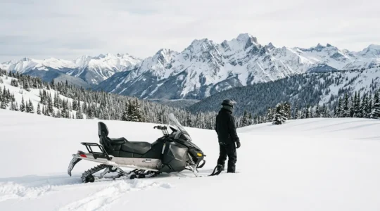Scène de location de motoneige en plein air avec paysage montagneux enneigé et équipement de sécurité