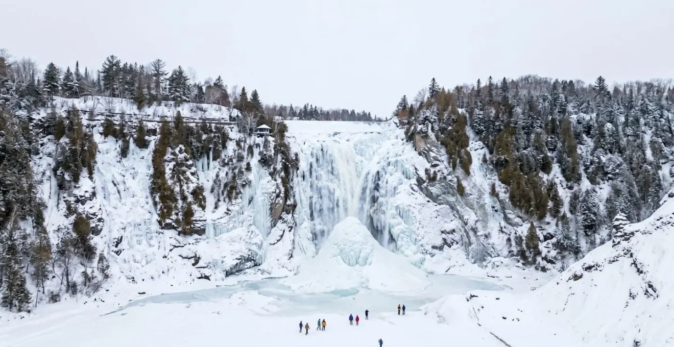 Formation glacée du Pain de Sucre aux chutes Montmorency avec cristallisation des embruns