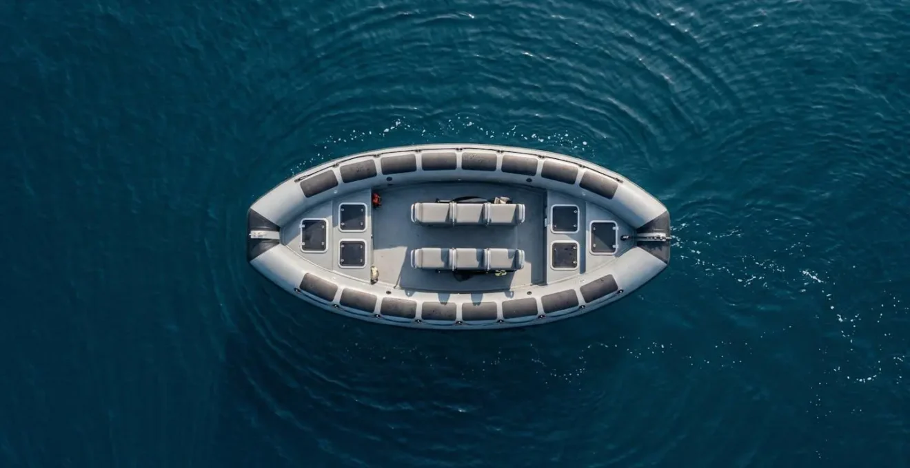 Vue aerienne montrant le positionnement strategique sur un zodiac pour minimiser le tangage