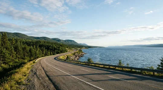 Panorama de la route 138 longeant le fleuve Saint-Laurent sur la Côte-Nord du Québec