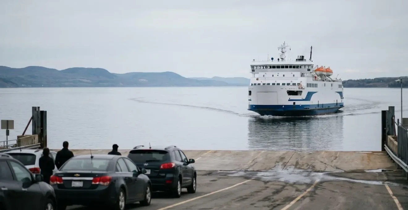 Traversier de la Société des traversiers du Québec sur le fleuve Saint-Laurent avec véhicules en attente d'embarquement